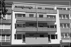 Mehrfamilienhaus mit Balkonen und einer Filiale